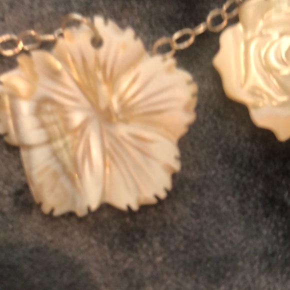 Sterling silver and shell flower necklace - Picture 5 of 9